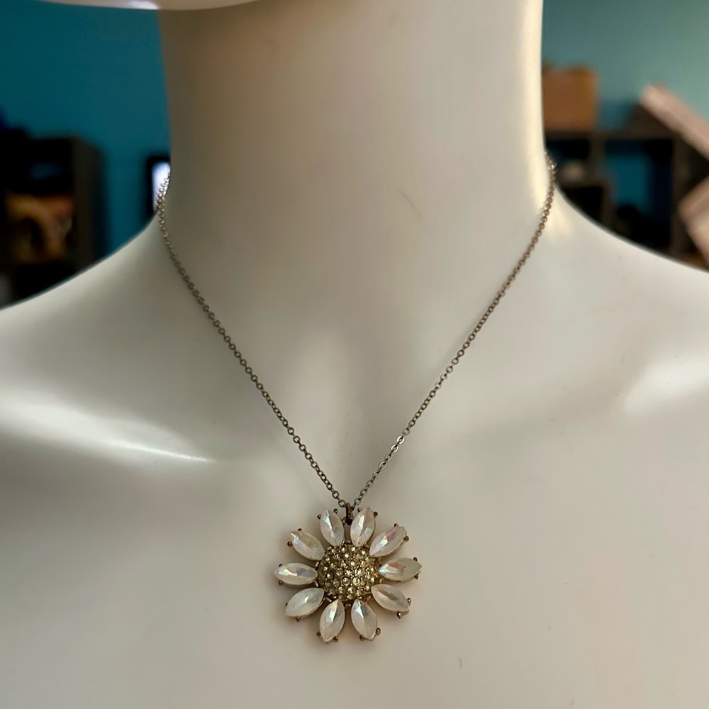 Betsy Johnson Gold Tone Beaded Crystal Daisy Flower Pendant Necklace